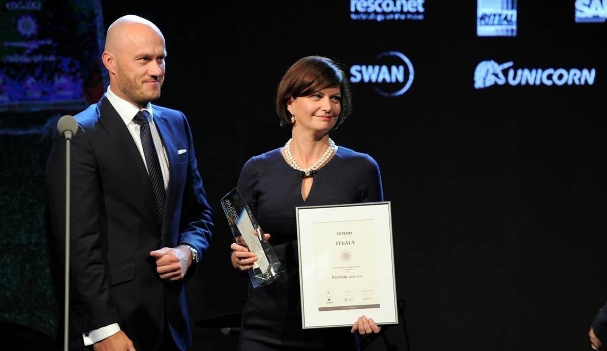 Ivana Molnárová preberá cenu IT firma roka 2017 za Profesiu